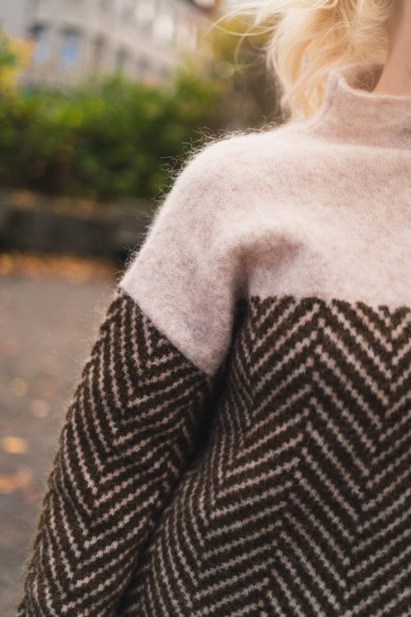 Amira – Luxury Cashmere Turtleneck